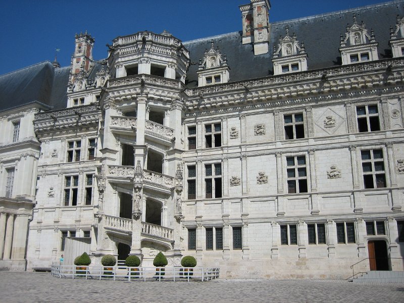 20060613_386_Blois_paleis.JPG - De volgende dagen kunnen we ons als goede auto-toeristen gedragen. Eerst gaan we Blois in. Daar staat een enorm koninklijk Paleis. Dit trappenhuis is toegevoegd door koning Frans de Eerste.