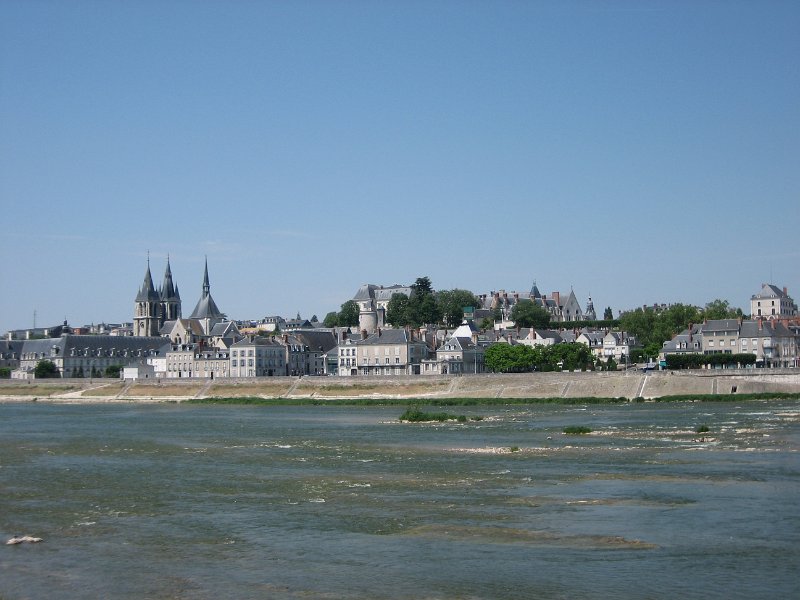 20060613_395_Blois_van_overkant.JPG - De volgende dag (14 juni)  steken we met de auto (en de kano's erop) de Loire over. We gaan een dagje kastelen doen. Terugblik op Blois naar het noordwesten. 