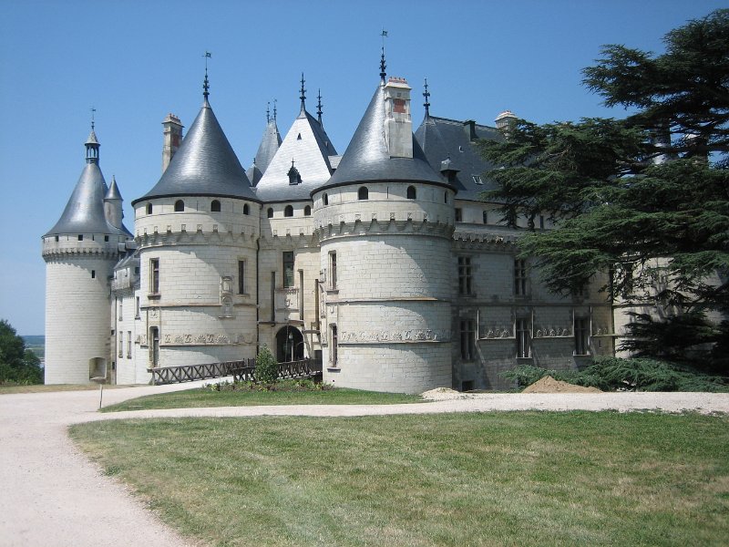 20060613_398_Chaumont_kasteel.JPG - We rijden op de zuidoever door naar het kasteel van Chaumont. Oorspronkelijk van de graven van Blois, maar al snel van de hertogen van Amboise, en natuurlijk weer later van de Franse koningen. Dit was oorspronkelijk een echt kasteel, maar het is later omgebouwd naar een luxe residentie. 