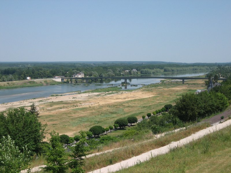 20060613_407_Chaumont_kasteel_uitzicht.JPG - En het uitzicht naar het noordoosten. Wie dit kasteel bezat (èn het kasteel van Amboise, even verderop) was de baas op dit stuk Loire,