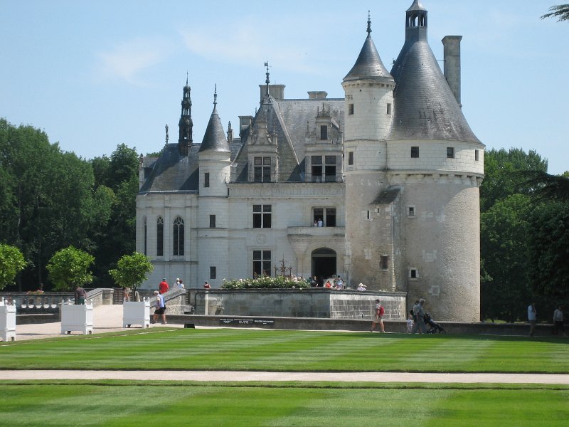 20060613_416_Chenonceau_kasteel.JPG - Kasteel en tuinen zijn prachtig onderhouden. De benedenverdieping en de kelders (en de tuinen) zijn te bezichtigen, de bovenverdieping is privé. 