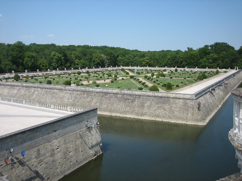 20060613_427_Chenonceau_kasteel_tuin_maitresse.JPG - Bij Chenonceau liggen twee tuinen: een ontworpen door de maîtresse en de andere ontworpen door de koningin. Dit is de ene ...