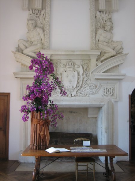 20060613_438_Chenonceau_kasteel_boeket.JPG - En een bougainville in de entree. 