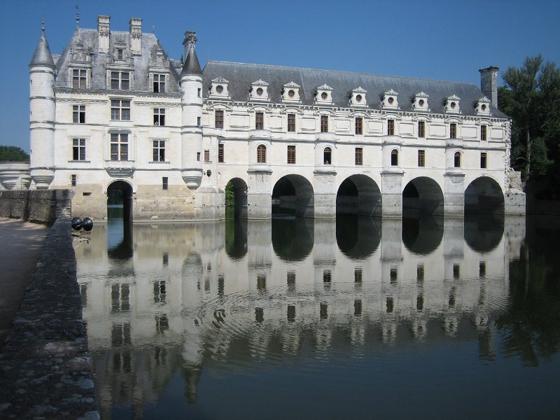 20060613_444_Chenonceau_kasteel.JPG - Het kasteel Chenonceau over de Cher. Het kasteel werd door koning Hendrik II aan zijn maîtresse gegeven. Na de dood van Hendrik in 1559 schopte zijn weduwe (Catharina de Medici) die maîtresse eruit en ging er zelf in wonen. Het kasteel wordt daarom wel het "Chateau des Dames" genoemd. Overigens hoef je geen medelijden te hebben met de voormalige maîtresse: die kreeg als compensatie kasteel Chaumont.