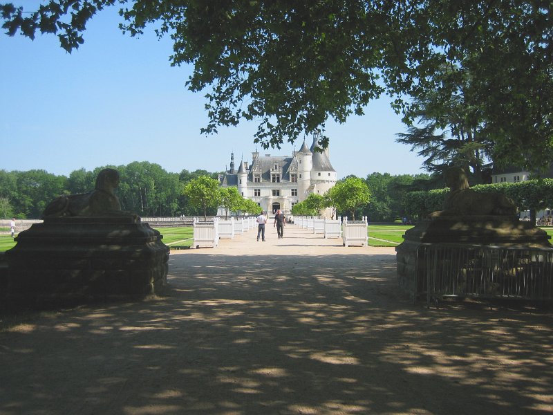 20060613_448_Chenonceau_kasteel.JPG - We rijden door naar het zuiden, naar het kasteel Chenonceau. Dat is gebouwd over de Cher, een zijrivier van de Loire. Dit is juist nooit een vechtkasteel geweest. Het wordt nog steeds bewoond, kennelijk door iemand die niet op een paar centen hoeft te kijken. 