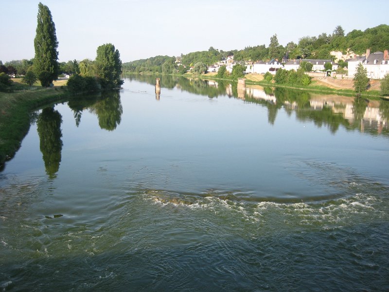 20060613_451_Ambloise_Loire.JPG - De Loire vanaf de brug bij Amboise. We zouden niet meer schrikken van dit soort stroomversnellingen, maar (Nanette voorop) resoluut de V in sturen.