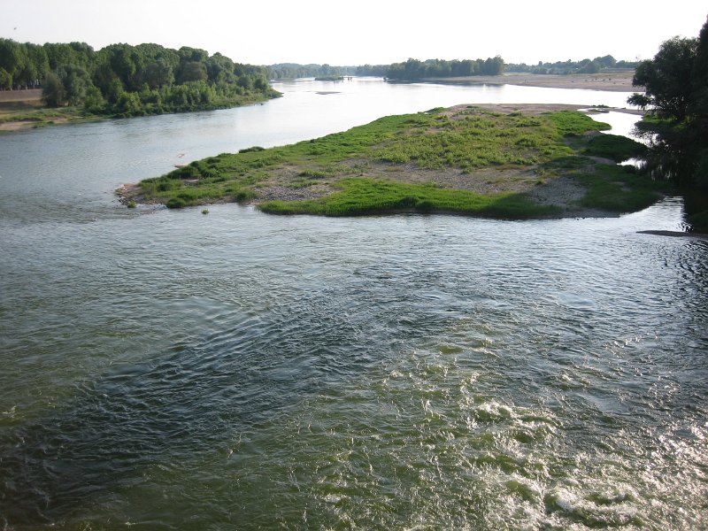 20060613_452_Ambloise_Loire.JPG - Nogmaals de Loire bij Amboise. Je moet dus verder kijken, want als je de V uitkomt wil je niet op een eilandje klappen. 