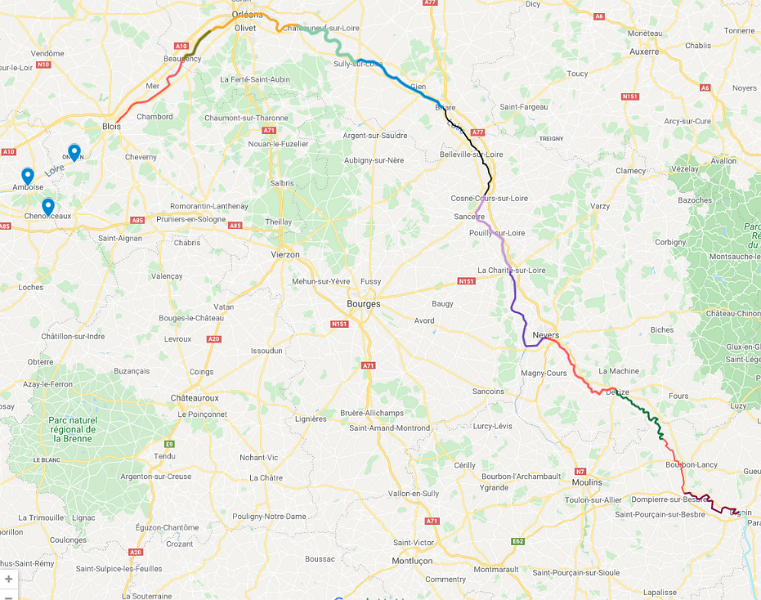 KaartjeLoire2006.png - Een kaartje van de Loire. Iedere kleur geeft een dagetappe weer. We zijn begonnen in Digoin, rechtsonder, en geëindigd in Blois. Al met al zo'n 350 kilometer gevaren. Onder iedere bladzij staat "kaartje". Als je daarop klikt krijg je een venster met deze kaart, die je dan vergroten of verkleinen kunt.