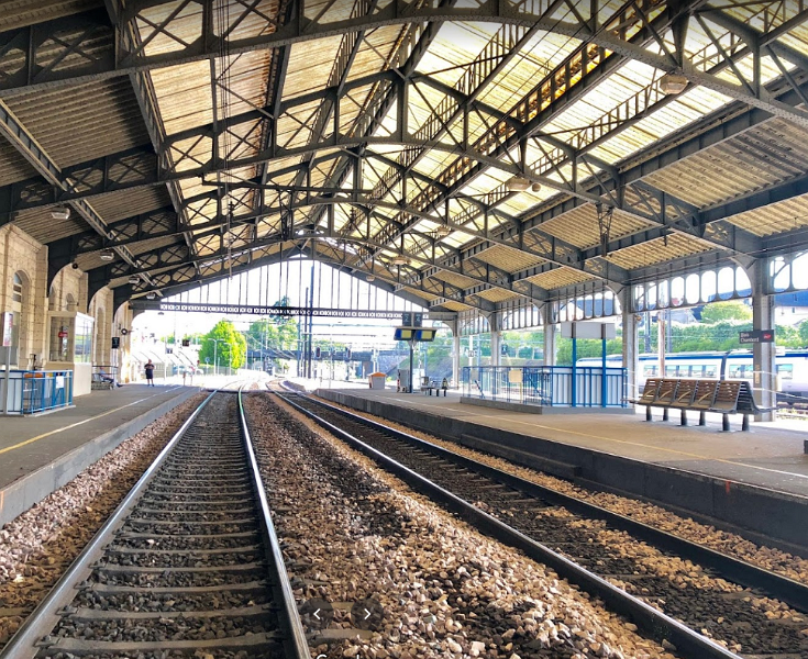 ksnip_GareDeBlois.png - Maandag 12 juni. We waren van plan door te varen naar Tours, maar we hebben er genoeg van: te warm en te veel overdraagjes. Dus gaan we vandaag de auto ophalen. We pakken de trein op het station van Blois ...