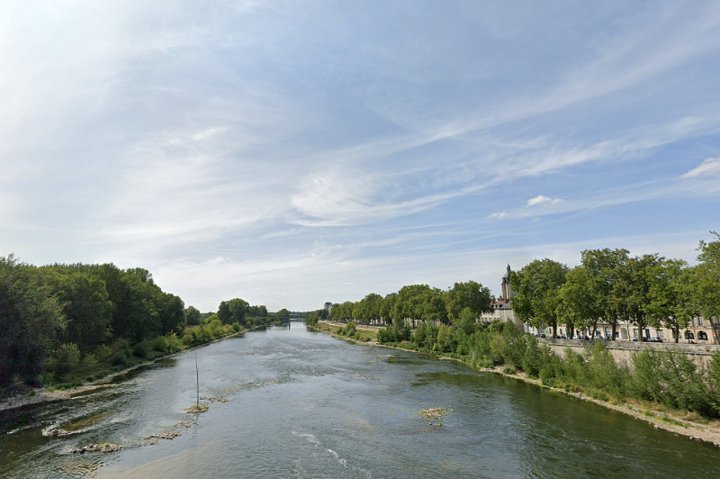 ksnip_Orleans-1.png - Donderdag 8 juni. Vandaag door Orléans. Volgens ons boekje is dat een vreselijk stuk, met allemaal resten van oude stuwen en verblokte bruggen, en een sterke stroom. Eerlijk gezegd valt het mee. De eerste twee bruggen komen we goed door, dan volgt een heel snelle passage onder de Pont Georg V. Deze (gestolen) foto is van de brug af genomen ...