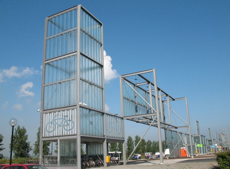 BusstatioTerneuzen_KienWaiWong.jpg - We slapen in Vogelwaarde. De volgende dag (9 mei) naar het dolgezellig busstation in Terneuzen, om de bus onder de Westerschelde door te nemen. Er is daar helemaal NIETS - geen koffie, geen zitjes. Alleen wind. Heel veel wind. Gestolen foto.