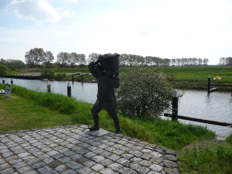 P1030134.JPG - In Stellendam stat een standbeeld voor de dijkwerkers.