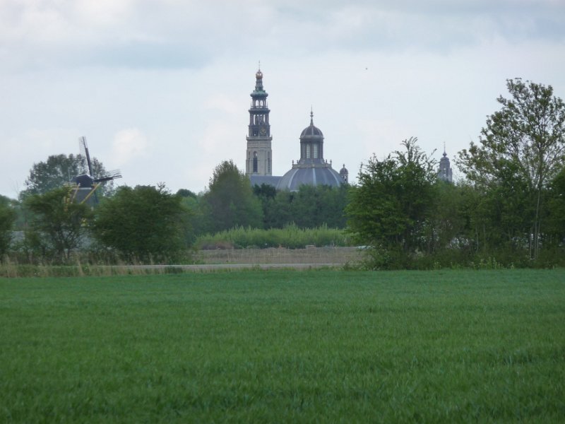 P1030192.JPG - Door naar Middelburg, dat vanuit de verte best mooi opdoemt.