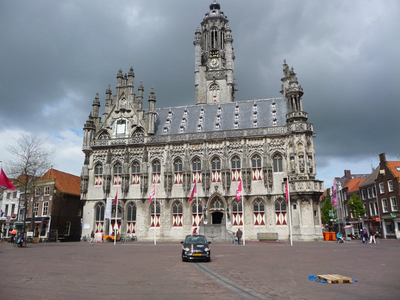 P1030211.JPG - Middelburg, het oude stadhuis. Het marktplein is opgeofferd aan de Giro-koorts