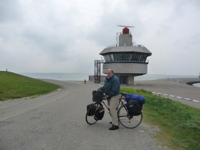 P1030243.JPG - De bus bracht ons onder de Schelde door, en vervolgens een rot end landinwaarts op Zuid Beveland. Daarna wind tegen. Verkeerspost bij Ellewoutsdijk.