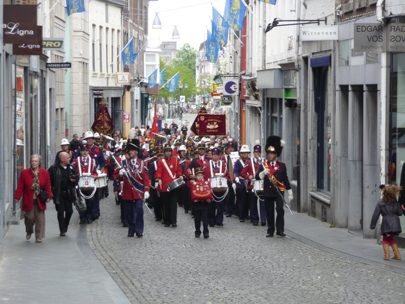 P1030319.JPG - Dan maarmet de trein  naar Maastricht. Het is de feestdag vam Sint Servaes. We missen het grootste deel van de processie, maar niet deze drie (!) marching bands.
