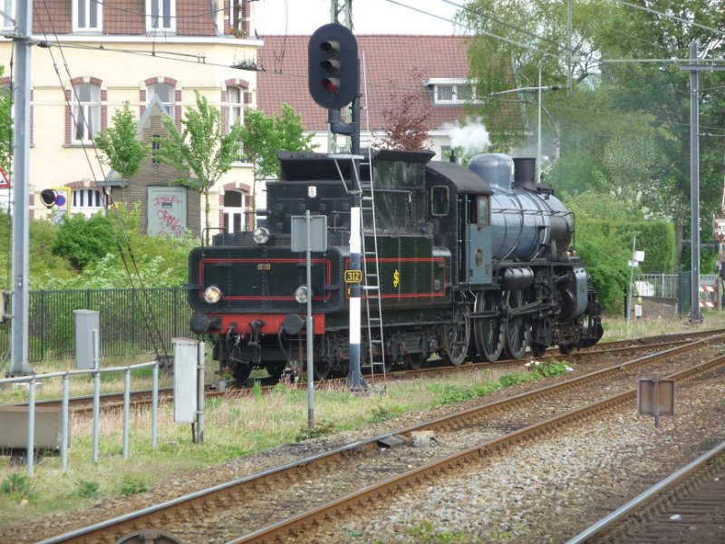 P1030355.JPG - Lokomotief voor het miljoenenlijntje rangeert in Valkenburg.