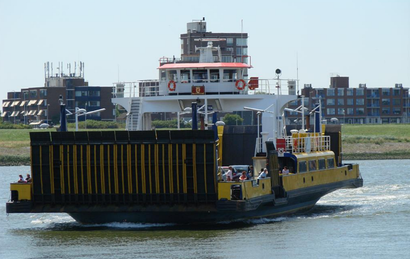 Wikipedia-VeerbootMaassluis-Rozenburg.png - Door Den Haag en het Westland. We maken weinig foto's. Ook deze is gestolen. De veerboot van Maassluis naar Rozenburg brengt ons over de Nieuwe Waterweg.