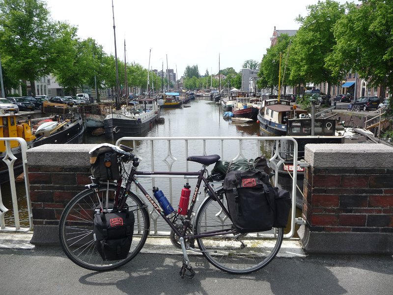 P1070839.JPG - We zijn begonnen in Groningen, want de wind komt uit het noorden. Let op: laatste statiefoto Nanette's oude fiets!