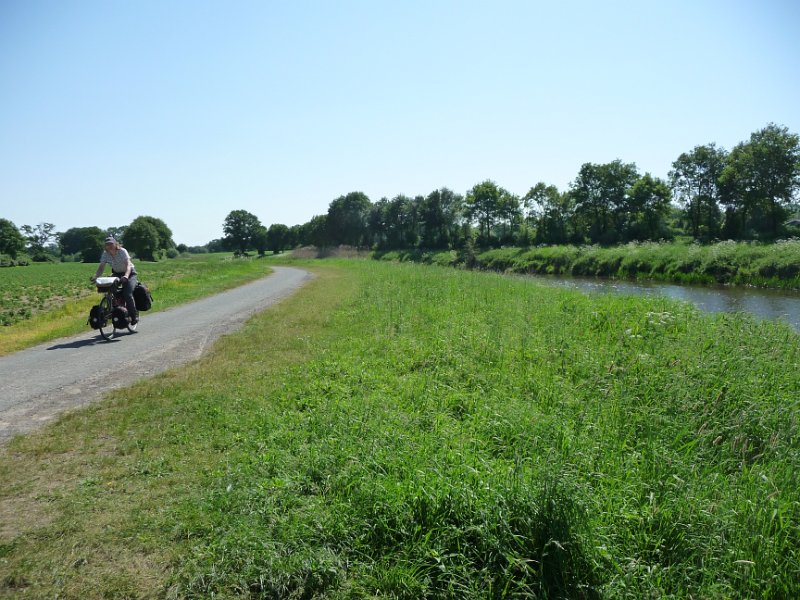 P1070953.JPG - De volgende dag (25 mei) zakken we onbewegwijzerd pal naar het zuiden, totdat we bij Emlichheim de Vechte oppakken. Die brengt ons naar NL, waar hij de Overijsselse Vecht wordt.