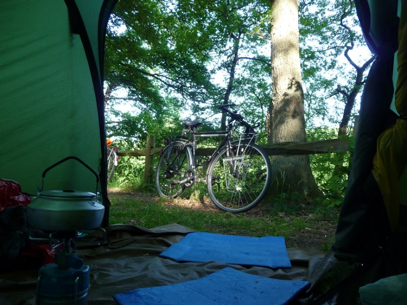 P1070976.JPG - Pinksteren.  Alle campings zijn vol . Maar voor trekkers is altijd plaats. In Beerze (vlak bij Ommen) krijgen we zelfs de allermooiste plaats! 
