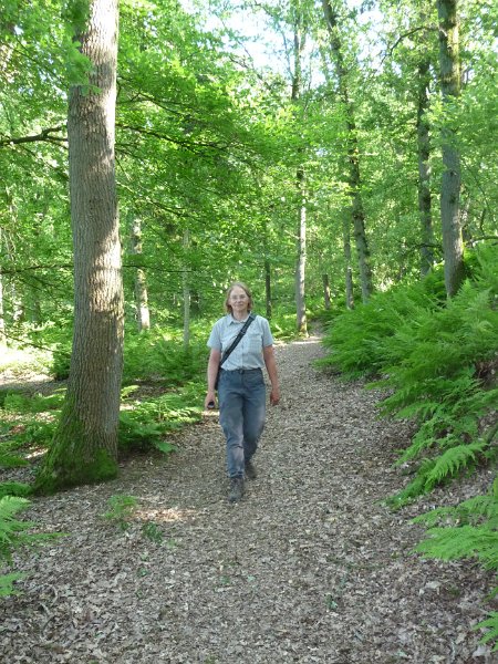 P1080007.JPG - Nanette, wandelend op Landgoed Eerde.