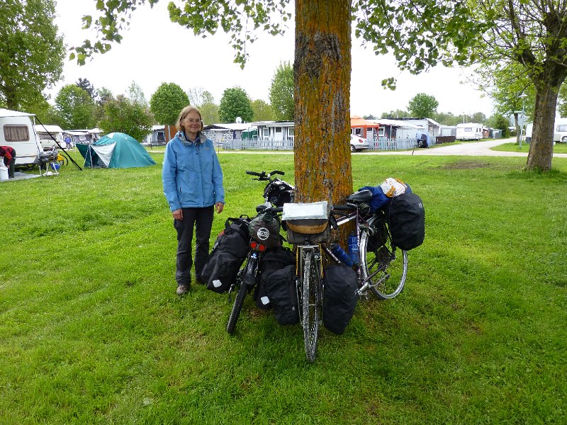 002-KlaarVoorVertrek.JPG - 21 mei: klaar voor vertrek. Het regent.