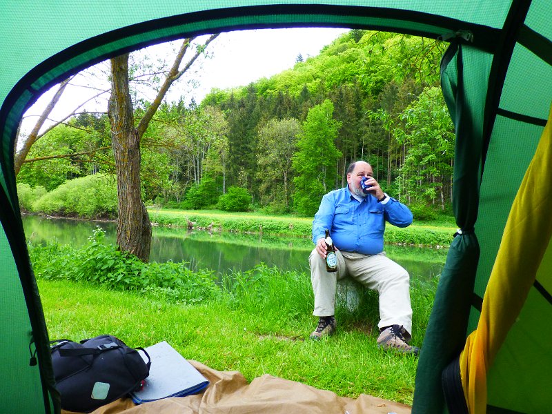 018-Tentje+JS-Hausen.JPG - Eerste avond: Hausen im Tal: een welverdiend biertje.