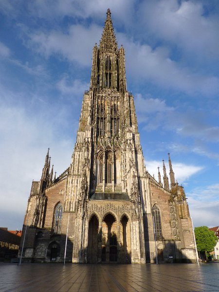 046-Ulm.JPG - Dat voerde ons naar Ulm. Geen camping te vinden. Alle B&Bs vol. Hotel Das Goldenes Rad, vlakbij de Dom genomen. Nou, niet erg op Radfahrer ingericht.