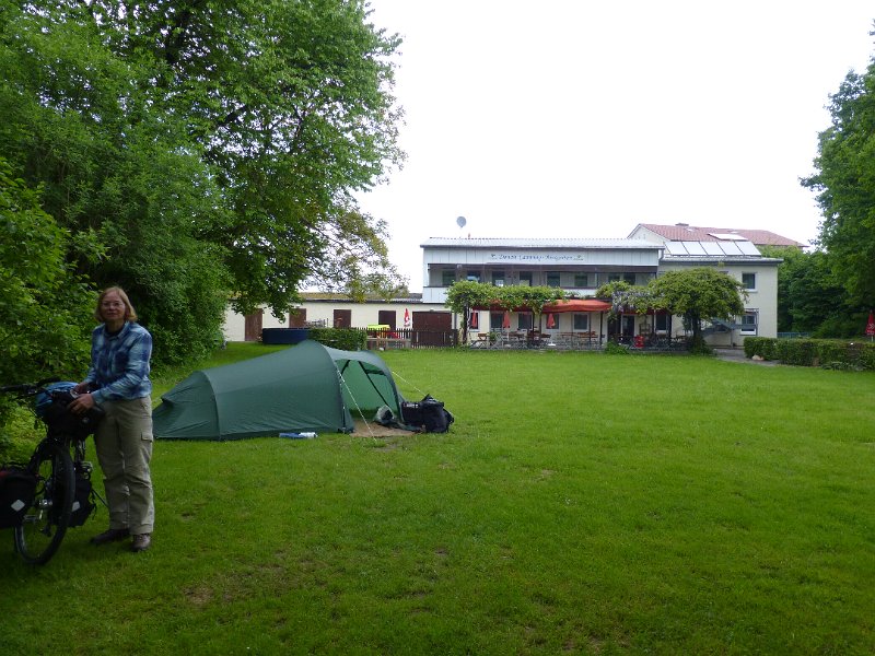 057-CampingDillingen.JPG - Donau camping annex Bierstube in Dillingen. Uitgestorven!