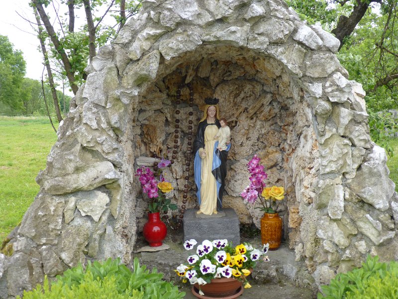 058-NabijHöchstädt.JPG - De volgende ochtend, 25 mei. Ineens verschijnen er Mariaatjes langs de weg. Tot nu toe alleen gekruisigde Jezussen gezien.