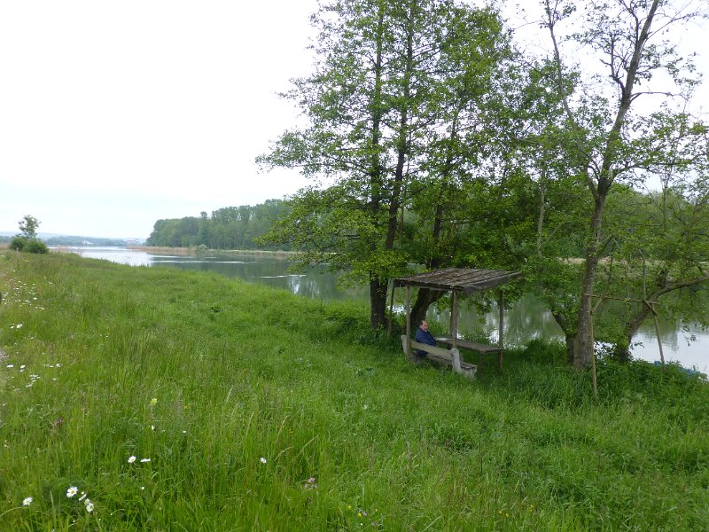 061-Bertoldsheim.JPG - Het is stroomafwaarts van Donauwörth uitgestorven. Theepauze op een zitje dat een visser voor zichzelf gebouwd heeft.