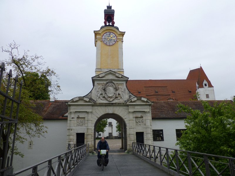 068-Ingolstadt.JPG - Bayerischen Armeemuseum, Ingolstadt. Is dat iets om trots op te zijn? We rijden er maar doorheen.