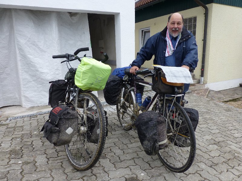 074-moddrefietsenEining.JPG - We zijn zo nat en bemodderd dat we een B&B nemenin Eining. Die avond asperges gegeten bij het open haardvuur.