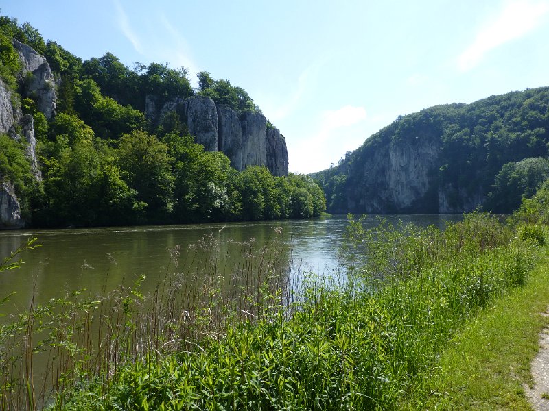082-Durchbruch.JPG - Een kilometer verderop begint de Weltenburger Enge, waar de Donau zich door de heuvels wurmt.