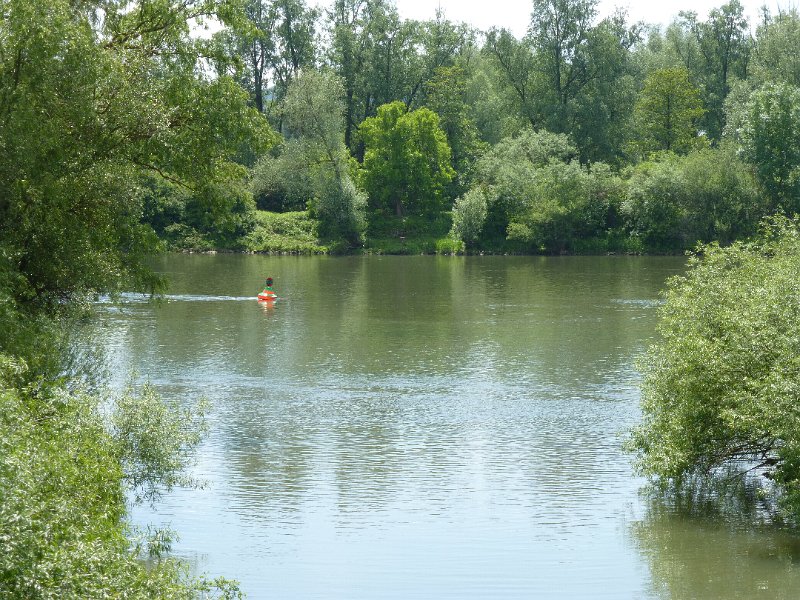 092-EersteTon.JPG - Vanaf  (of tot) Kehlheim is de Donau bevaarbaar voor grote schepen. De scheidingston voor de invaart naar het Main-Donaukanal, de verbinding tussen de Donau en de Main (en de Rijn).