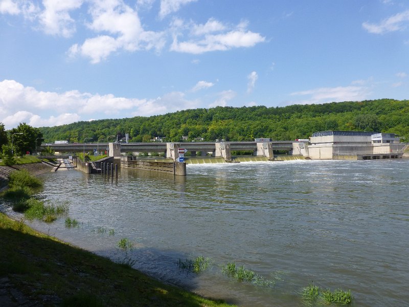 094-StuwRegensburg.JPG - Verderop, de stuw bij Regensburg