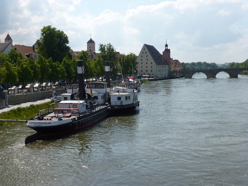 095-ScheepvaartmuseumRegensburg.JPG - Regensburg bevalt ons, daar houden we weer een rustdag. Het water staat nu al hoog, het voorste schip van het scheepvaartmuseum was gesloten omdat je er niet meer bij kon komen. Maar de kaartjes werden niet goedkoper.