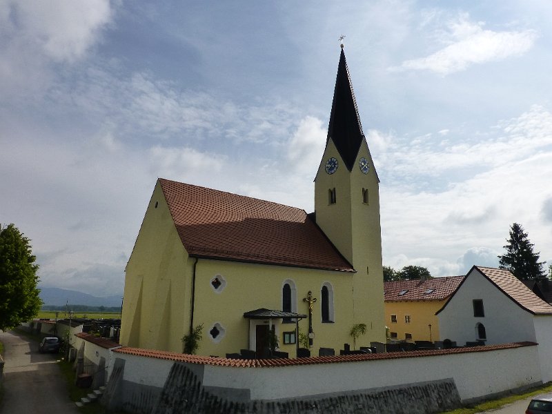 105-Mariaposching.JPG - Kerkje van Mariaposching. De feestdag begint met een mis.