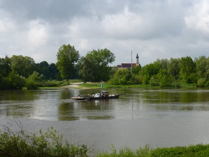 106-veerMariaposching.JPG - De gierpont van Mariaposching. Zo om de twintig kilometer een pont. Ze gieren nog echt, ze zijn niet gemotoriseerd.