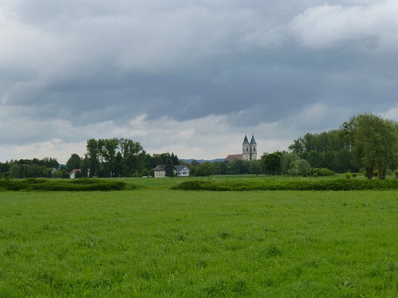 108-Niederalteicj.JPG - We laten Deggendorf links liggen in de regen, en drinken koffie in Niederalteich.