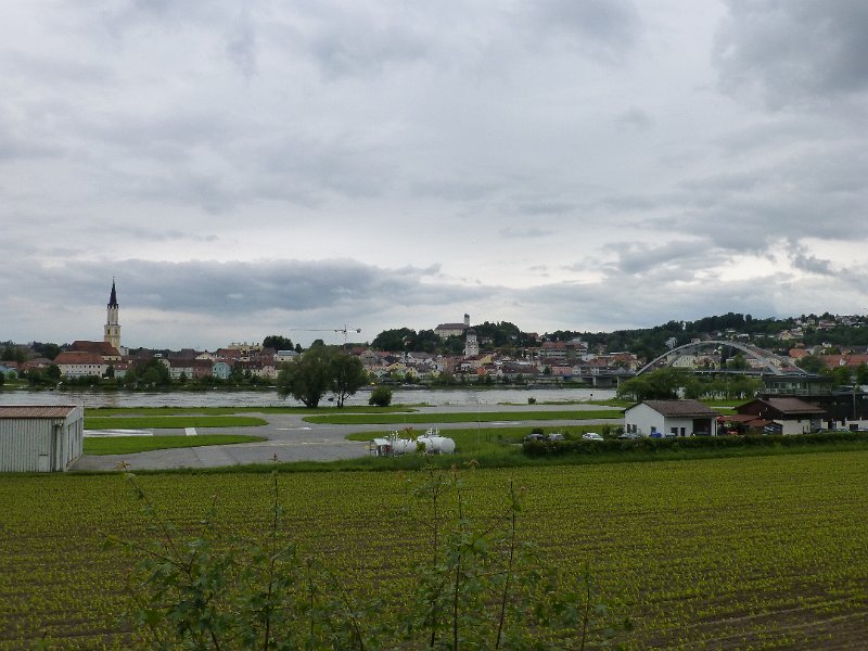 113-Vilshofen+vliegveld.JPG - We lunchen op een bankje op de heuvel boven het vliegveld van Vilshofen. Om één uur gaat het regenen, om nooit meer te stoppen.