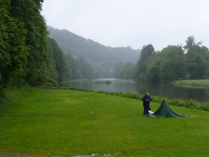 121-OPbrekenePassau.JPG - Om half acht staat de campingbeheerdster bij de tent. "Das wasser kommt!" De Ilz is anderhalve meter gestegen in iets meer dan twaalf uur. We pakken in en gaan naar huis.