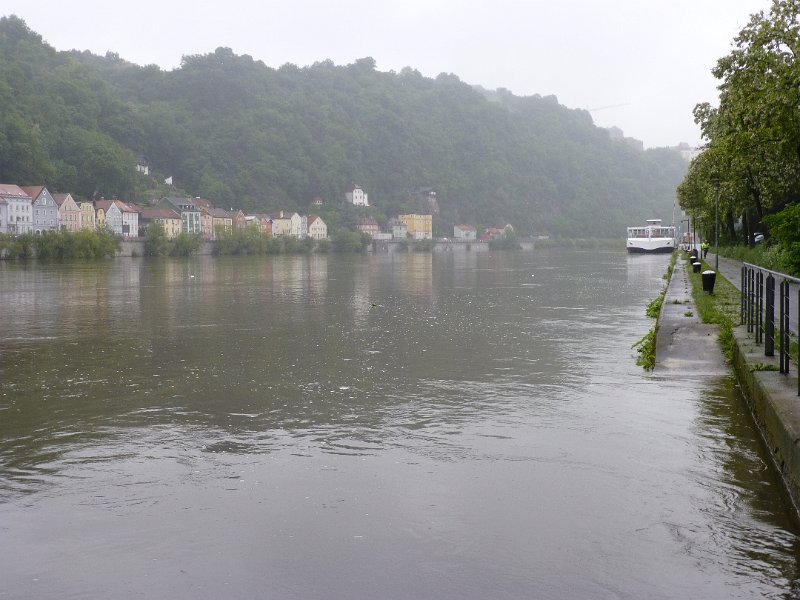 124-HoogwaterPassau.JPG - Hoogwater in Passau. Nog geen zes uur later zou dit dijkje al helemaal onder water staan