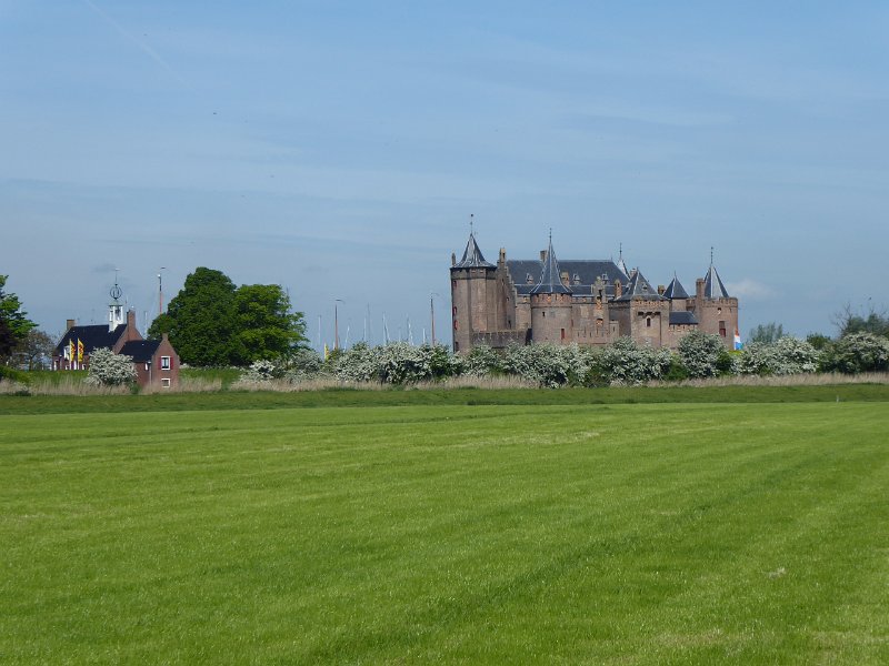 P1000009.JPG - Het Muiderslot ligt er zo mooi bij dat we een foto ervan niet kunnen weerstaan.