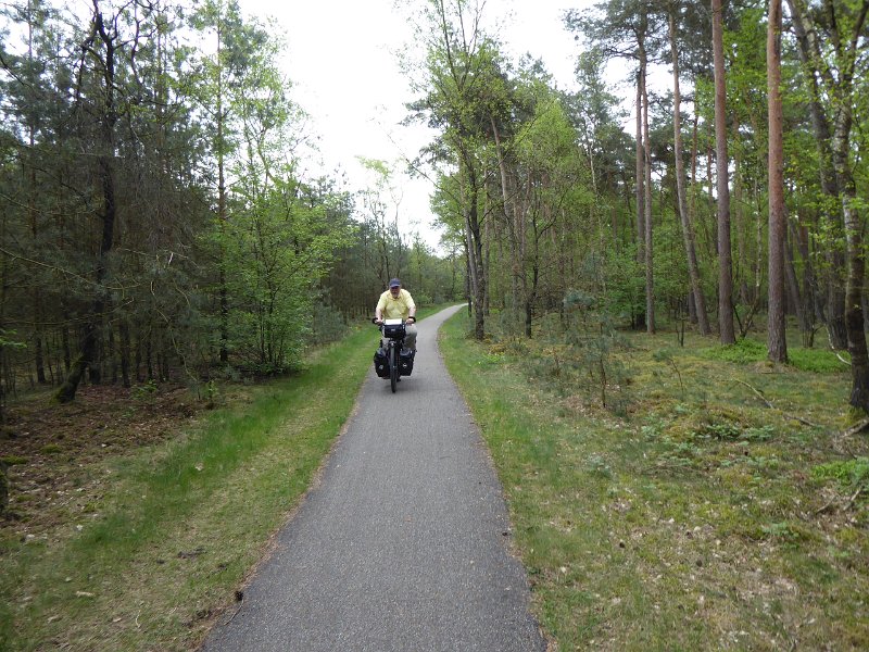 P1000023.JPG - We slapen bij Kootwijk. Vroeg op de 2e dag, bij Kootwijk in de buurt. Dit noemen we dan nog een helling.