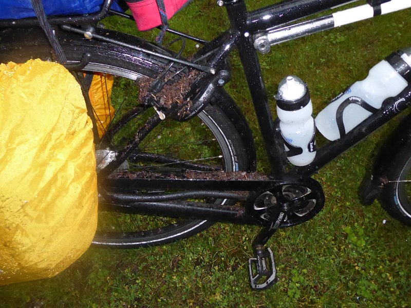 P1000097.JPG - Jan's prachtige nieuwe fiets heeft zijn doop ondergaan. Zo ziet hij eruit na een dag regen en bospaadjes.