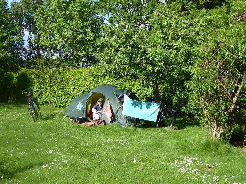 P1000111.JPG - Die avond stoppen we vroeg. Er zijn twee soorten campings in Duitsland: grote sta-caravan velden waar je ergens een modderig hoekje toegewezen krijgt (de meeste); of prachtige trekkersveldjes met de mooiste voorzieningen. Dit is er een van de tweede soort en we staan helemaal alleen in de appelboomgaard.