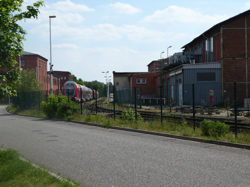 P1000146.JPG - Bij Henningsdorf rijden we langs wat een opslag van treinen lijkt. Mis, het is de fabriek van Bombardier, die treinen maakt voor (letterlijk) half Europa. 