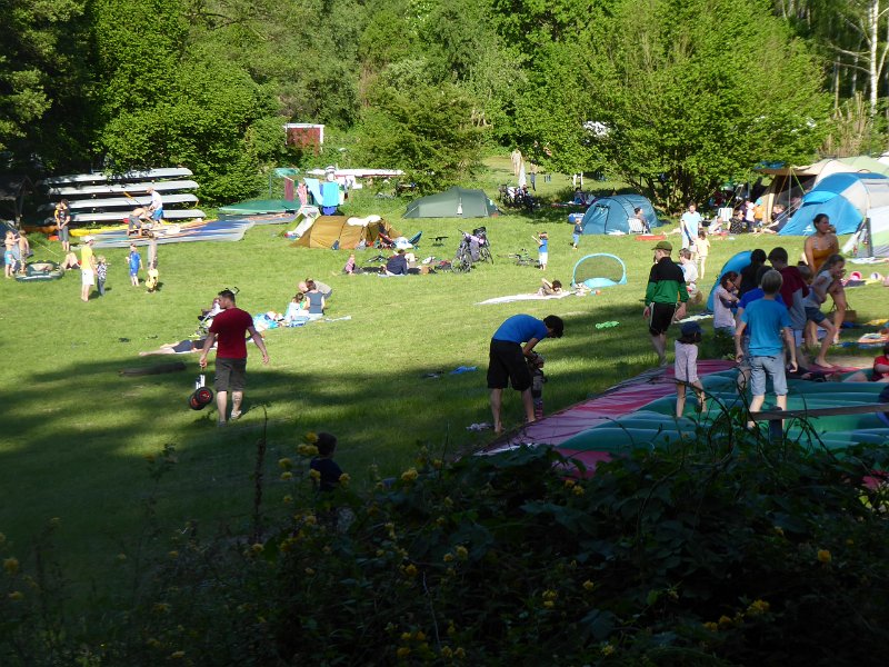 P1000253.JPG - Maar wij weten na één nacht beter: er wonen heel veel muggen! We verkassen naar een prachtige natuurcamping, 20 kilometer verderop. Het is Hemelvaartsdag, heel Duitsland zoekt de natuur op. Ons tentje staat achteraan in het midden.